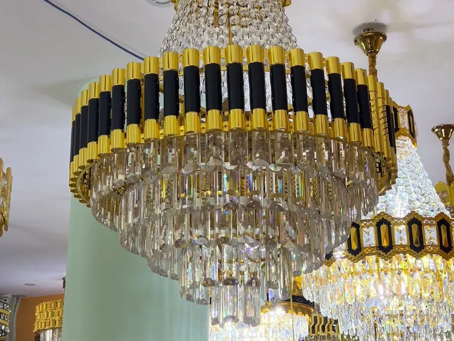 Lampu kristal hitam-emas di ruang pamer